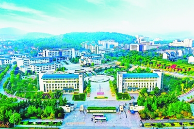 与学生同行，共绘未来——襄阳汽车职业技术学院的成长之路