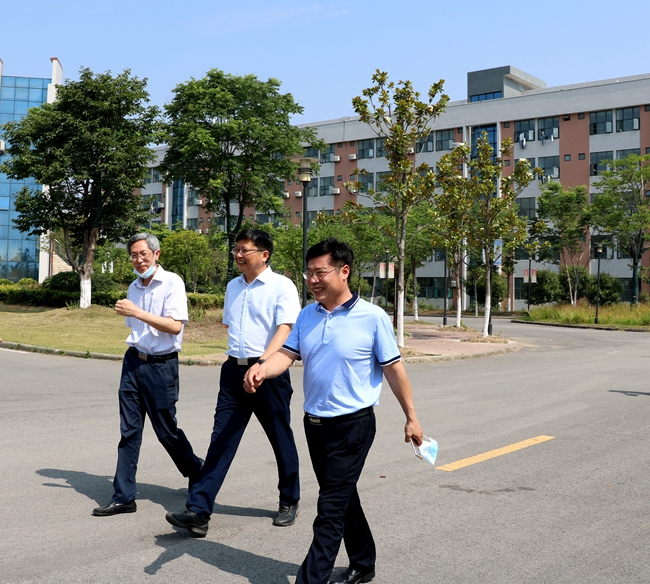 襄阳职业技术学院党委书记陈礼龙一行来我院考察交流